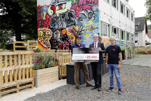 Auch an Guido Henseler (l.), Vorsitzender des Vereins „Spenden-Shuttle“, übergibt die Rittal Foundation in Person von Rainer Reissner und Markus Betz eine Spende in Höhe von 25.000 Euro, die dem Jugendtreff „MegAHR“ zugutekommt.