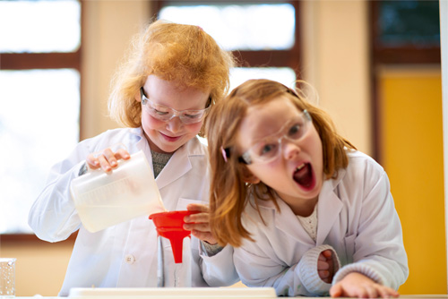 Im „Haus der kleinen Forscher“ sind die Kindergartenkinder engagiert bei der Sache und erschließen sich spielerisch naturwissenschaftliche Themen.