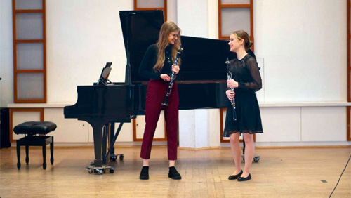 Die Klarinettistinnn der Musikschule Wetzlar, Anna Matzen (li.) und Amely Stief wurden bei „Jugend musiziert“ ausgezeichnet.
